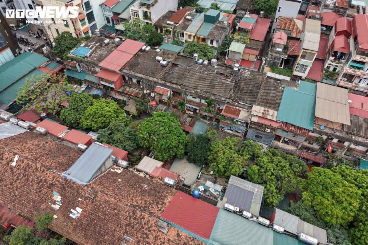 Khu tập thể gồm 4 dãy nhà với tổng cộng 193 căn hộ, hiện có khoảng 600 người sinh sống.