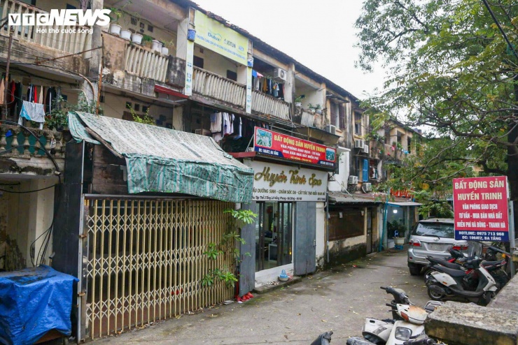 Nhiều cấu kiện của công trình cũng có dấu hiệu xuống cấp. Tại một số vị trí, lớp bê tông bảo vệ bong tróc, để lộ cốt thép đã bị ăn mòn theo thời gian.