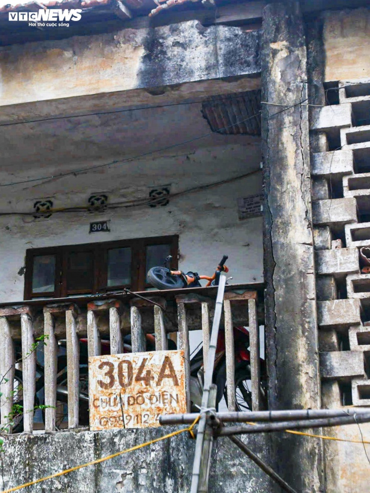 Tường nhà xuất hiện các vết nứt, nhiều khu vực bị thấm nước, ẩm mốc kéo dài.