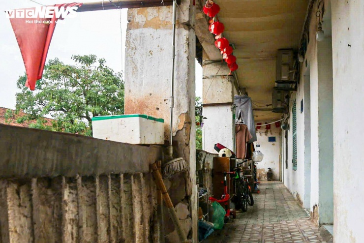 Không chỉ kết cấu, các hạng mục như mái nhà, hành lang, cầu thang và hệ thống thoát nước cũng trong tình trạng xuống cấp. Trong những ngày mưa lớn, nước thấm qua mái và tường khiến nhiều căn hộ bị dột, gây bất tiện cho sinh hoạt.