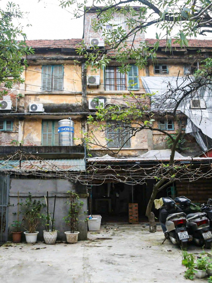 Từ tầng 2 đến tầng 4 dự kiến bố trí bãi đỗ xe và các không gian sinh hoạt chung cho cư dân. Các tầng còn lại, từ tầng 5 đến tầng 34, được bố trí các căn hộ để ở. Về chính sách bồi thường và tái định cư, toàn bộ chủ sở hữu căn hộ tại khu tập thể 3 tầng sẽ được bố trí tái định cư ngay trên khu đất sau khi công trình mới hoàn thành.