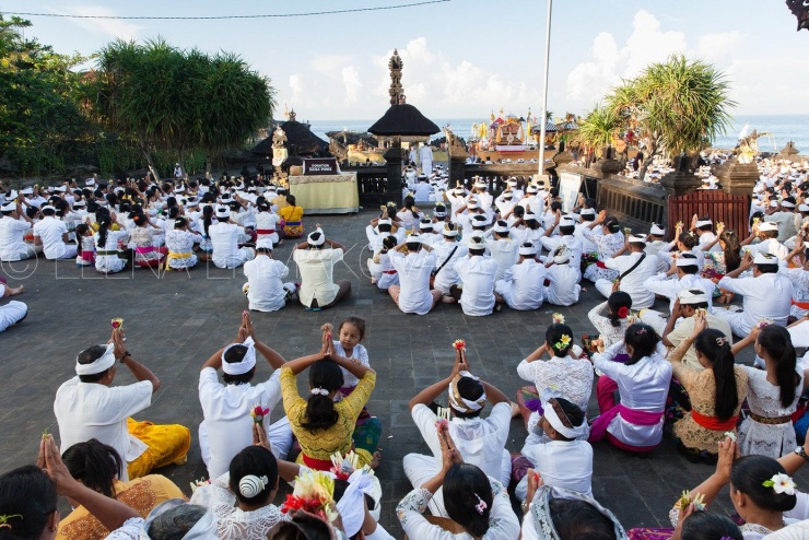 Trước và sau ngày Nyepi, người dân Bali tham gia nhiều nghi lễ độc đáo.