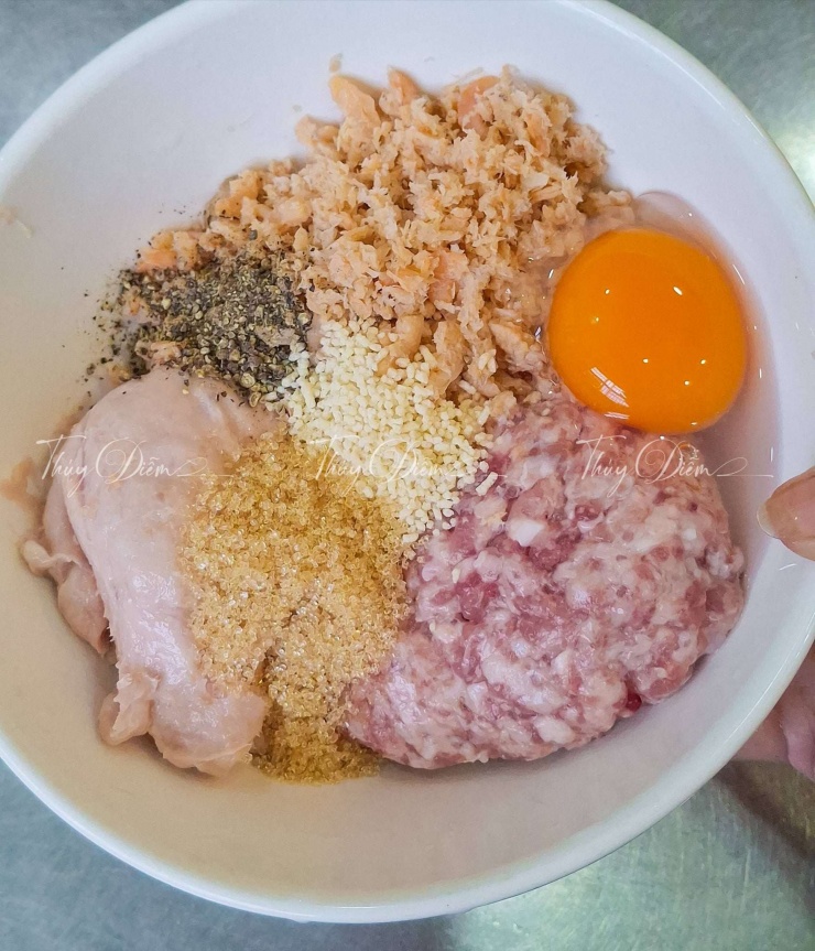 Phần riêu: thịt xay, giò sống, tôm khô giã nhuyễn, trứng, gia vị