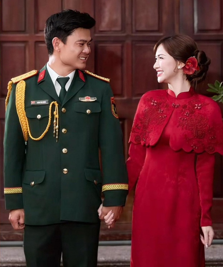 Hòa Minzy bên đại úy Thăng Văn Cương. Ảnh: FBNV