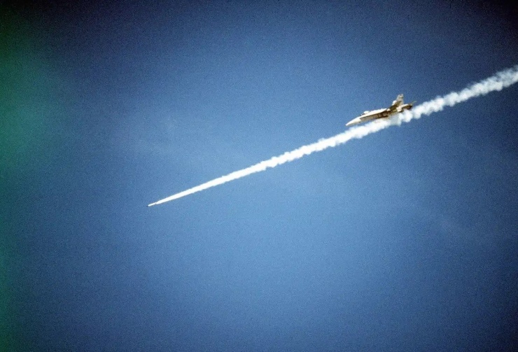 Máy bay tiêm kích F/A-18 Hornet phóng tên lửa AIM-120 AMRAAM (Tên lửa không đối không tầm trung tiên tiến) trong cuộc tập trận Gallant Eagle ‘88. Ảnh: US Navy.