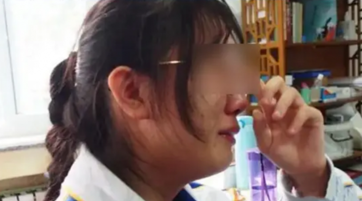 Đình Đình khóc nức nở cho rằng điểm thi bị đánh tráo.