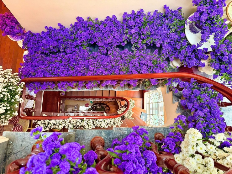 Khu vực cầu thang tầng 3 và tầng 4 - nơi chị đẹp đất Cảng dùng để cắm hoa. Ảnh: NVCC