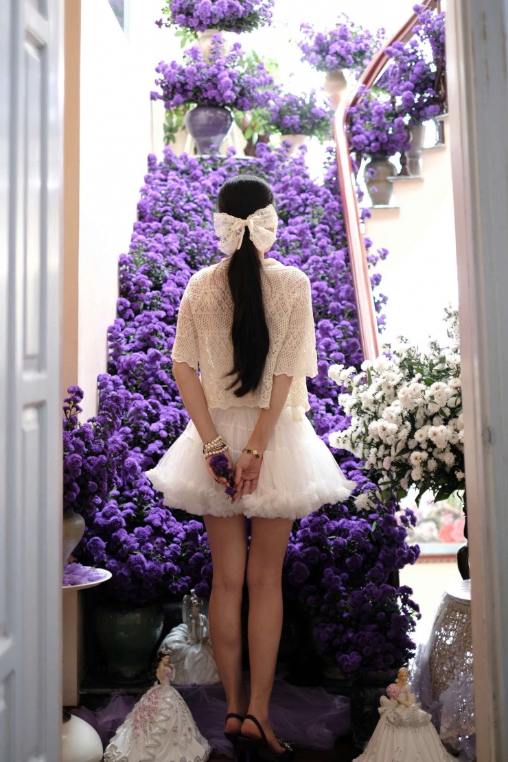 Để vườn thạch thảo tại gia thêm phần lung linh, chị còn trang trí thêm búp bê sứ dưới bậc cầu thang. Ảnh: NVCC