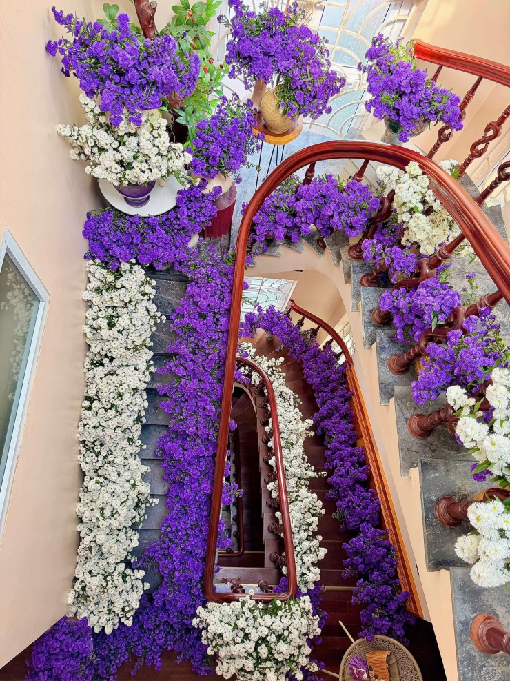 Cầu thang được bổ sung thêm hoa thạch thảo kép trắng - đẹp tựa 'nấc thang lên thiên đường'. Ảnh: NVCC