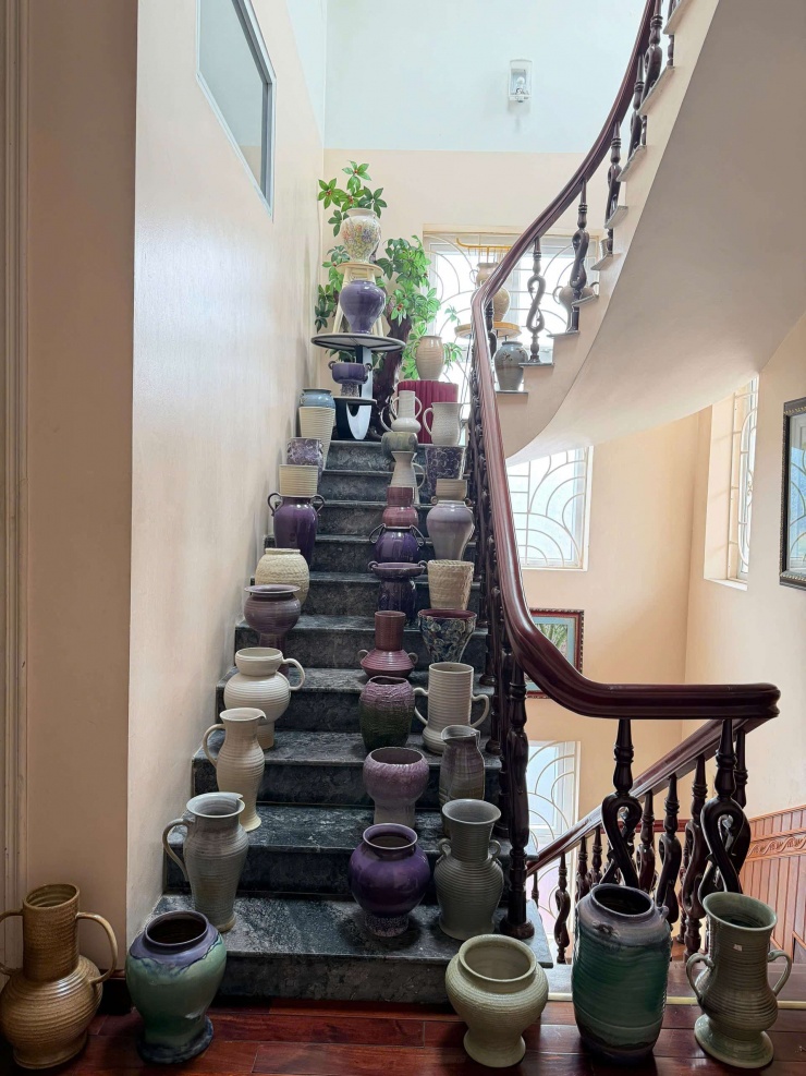 Dù vất vả vác khoảng 60 chiếc bình nặng, cùng 150 bó hoa thạch thảo, và bỏ ra tới 6 tiếng đồng hồ để hoàn thiện 'suối hoa tím', nhưng chị đẹp thấy vui và hài lòng, bởi tình yêu của chị dành cho hoa quá lớn. Ảnh: NVCC