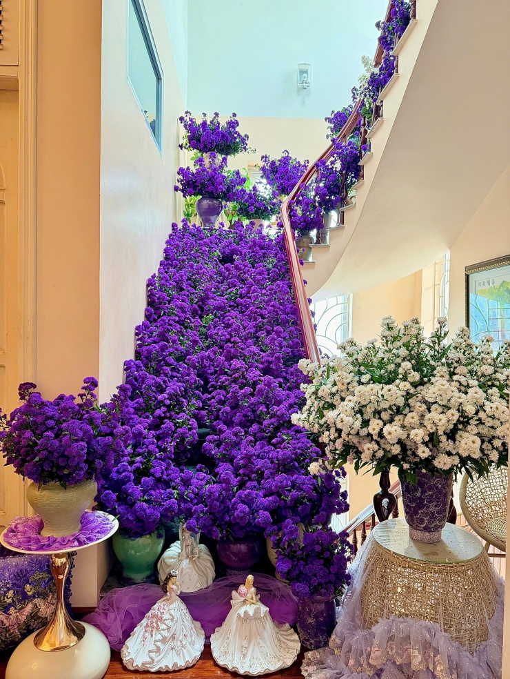 Được là chính mình và được làm điều mình yêu thích, với người phụ nữ yêu hoa, đó đã là hạnh phúc đong đầy. Ảnh: NVCC