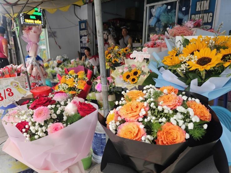 Giá hoa tăng cao trong khi sức mua giảm mạnh trong dịp 8-3