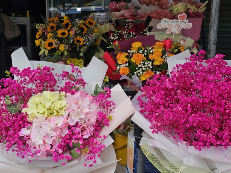 Giá hoa ngày 8-3 tăng mạnh, có loại gấp gần 10 lần - 4
