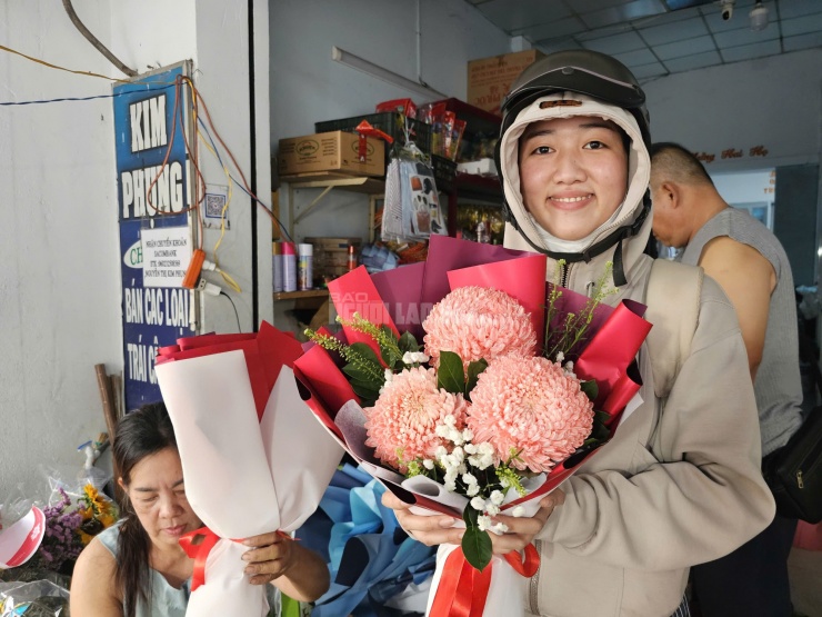Người tiêu dùng chọn mua loại hoa mẫu đơn với chi phí hợp lý hơn dịp 8-3, chỉ 190.000 đồng/bó