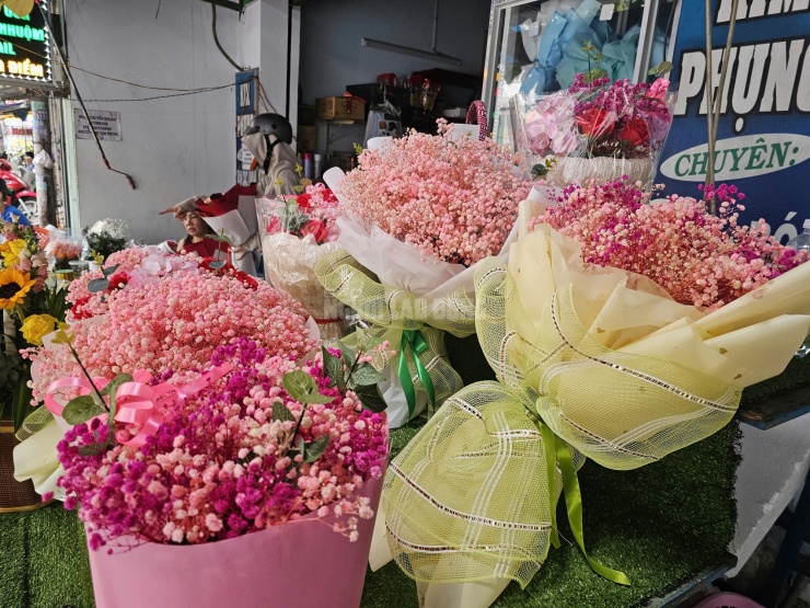 Giá hoa ngày 8-3 tăng mạnh, có loại gấp gần 10 lần - 6