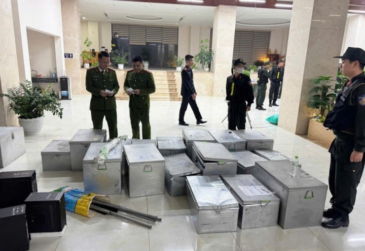 Cơ quan CSĐT Công an tỉnh Quảng Ninh khám xét chỗ ở, nơi làm việc của Hoàng Văn Cường tại trụ sở Công ty TNHH Quan Minh.