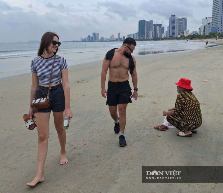 Dù nghề cào ốc lể vất vả, nhưng ngư dân vẫn bám biển, bởi đó không chỉ là nguồn sống, đó còn là nhịp sống thường ngày của ngư dân ven biển Sơn Trà. Tiếng sóng hòa cùng tiếng giật sào ốc, hình ảnh vợ chờ chồng bên xô ốc mới vớt đã trở hành hình ảnh đẹp của ngư dân Đà Nẵng đối với du khách quốc tế.