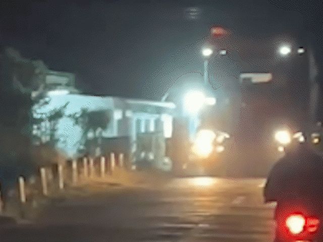 Khoảnh khắc ôtô bị tàu hỏa tông vỡ đôi ở Quảng Ngãi