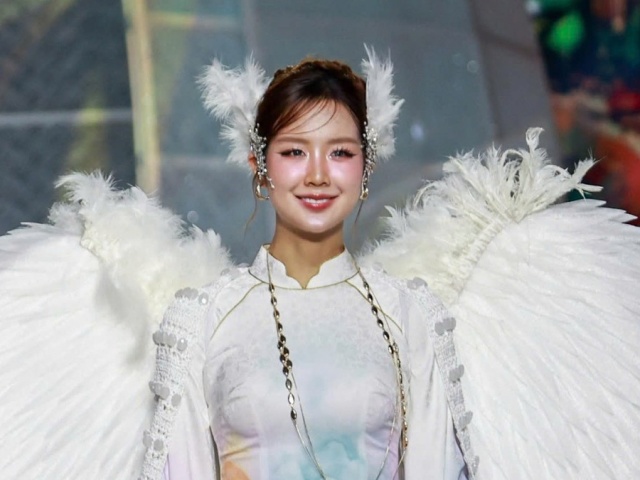 Dàn hoa hậu diễn áo dài trên phố đi bộ Nguyễn Huệ