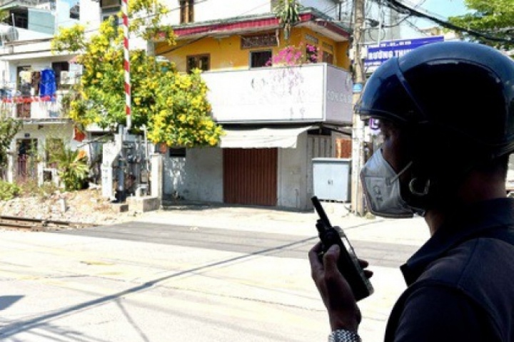 CSGT TPHCM mật phục ghi hình xe máy băng qua đường sắt, người vi phạm "hết chối"