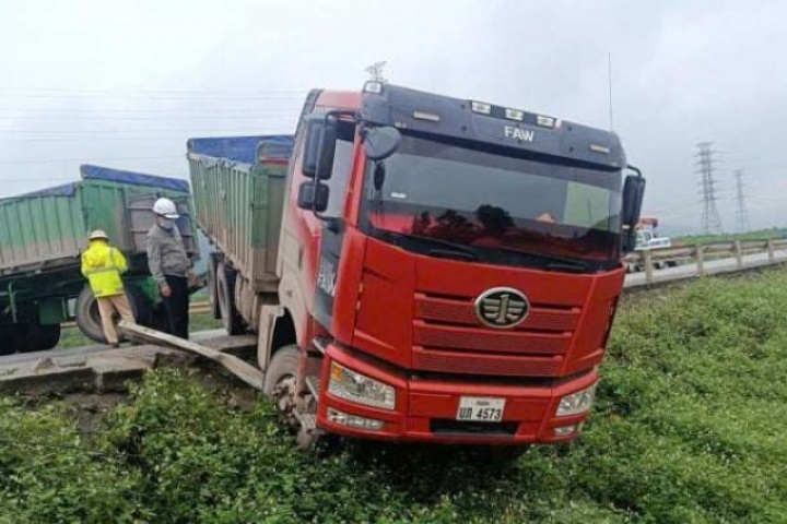 Tai nạn giữa xe đầu kéo biển số Lào và xe máy ở Hà Tĩnh, 2 phụ nữ tử vong