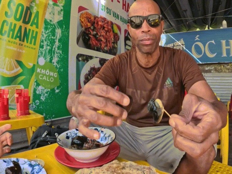 Khách Tây thưởng thức món lạ ở vỉa hè Đà Nẵng, nức nở khen giòn, ngon