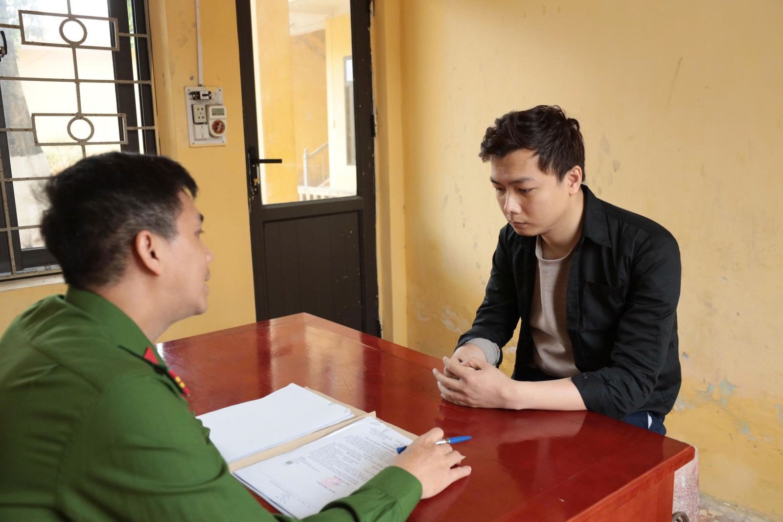 Hai đối tượng cầm đầu Phạm Nguyễn D. và Nguyễn Công Đ. tại cơ quan công an. Ảnh: CACC