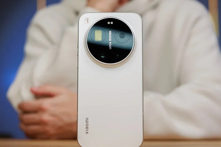 Xiaomi 17 Ultra có thiết kế đơn giản.