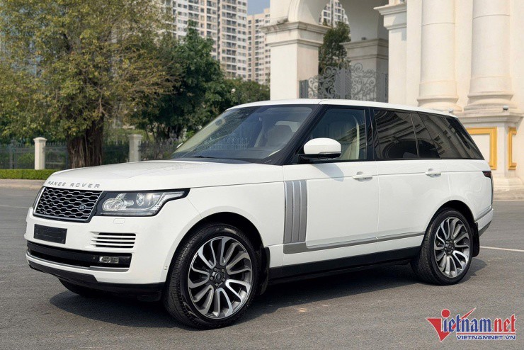 Mẫu Range Rover HSE 2015 (bên trái) và 2022 (bên phải)