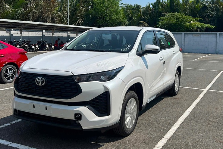 Toyota Innova Cross 2.0G.