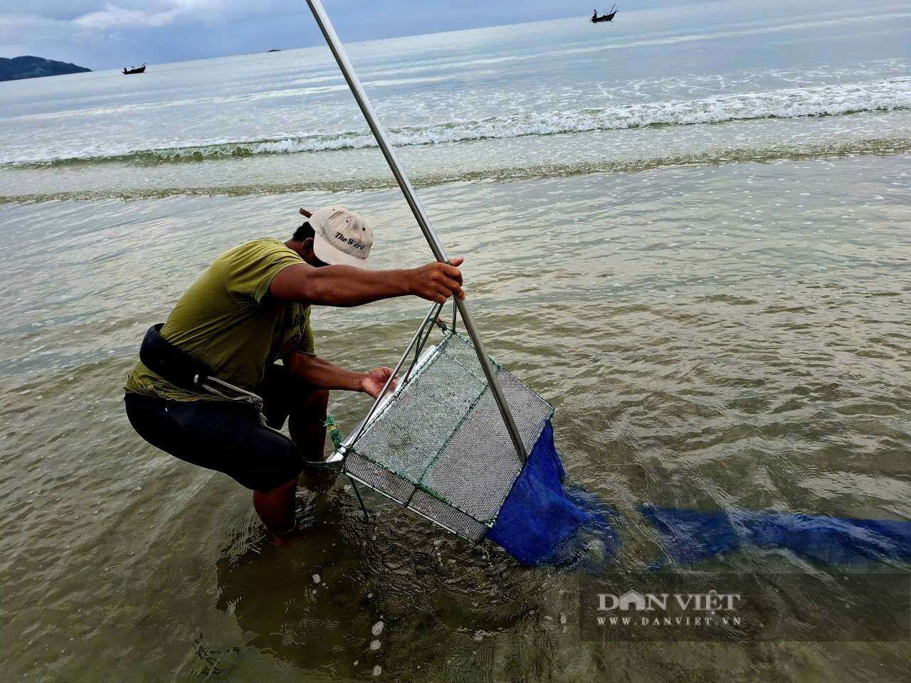 Ngư dân cào ốc lể thường bắt đầu công việc từ 5 giờ sáng cho đến 12 giờ trưa tuỳ vào con nước. Nghề cào ốc lễ đòi hỏi ngư dân phải kiên trì, bền bỉ. Theo nghề cào ốc lể phần lớn là ngư dân nghèo, không có thuyền bè. Đây là nghề thời vụ diễn ra từ Tháng Giêng cho đến cuối tháng 3 Âm lịch hàng năm.