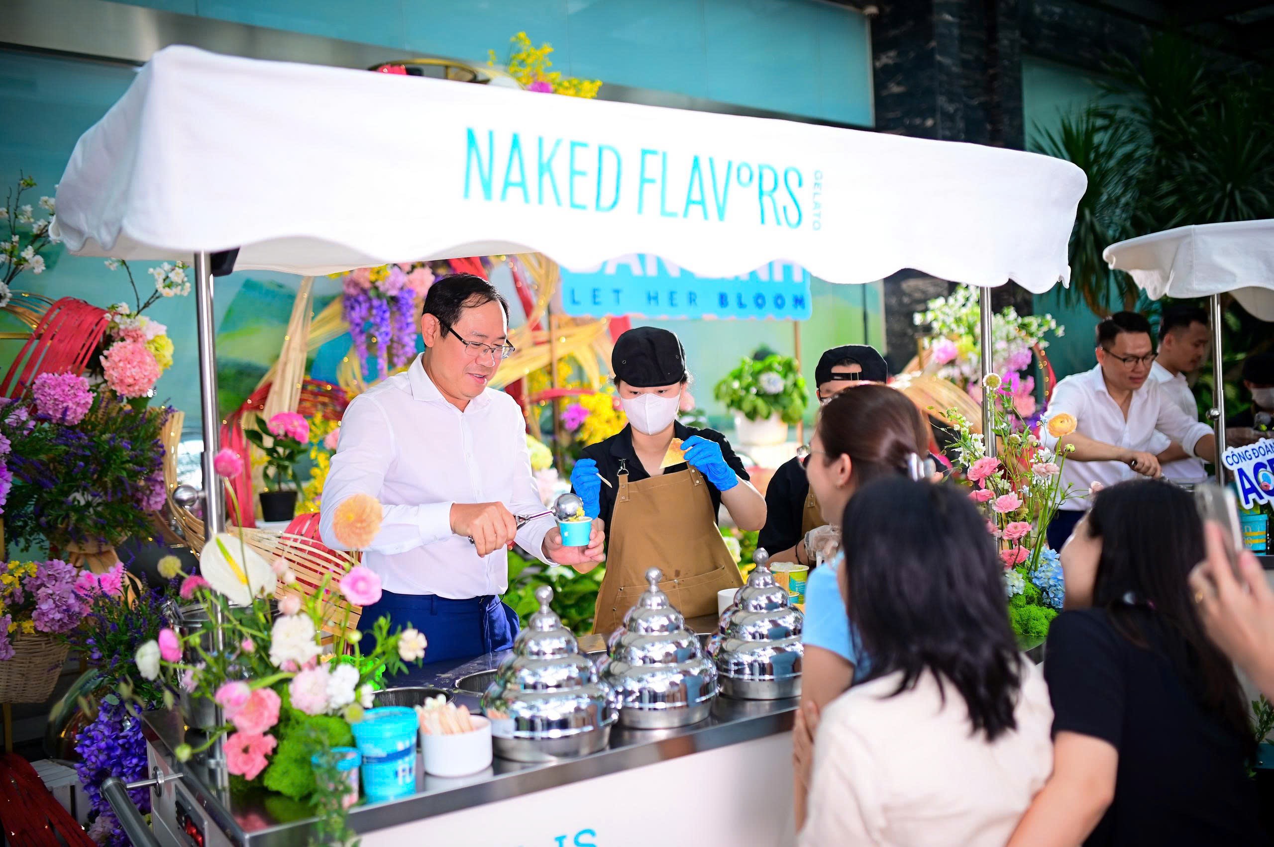 Nhiều lãnh đạo ACB tham gia hoạt động nội bộ, tặng kem, hoa cho nhân viên nữ dịp 8-3