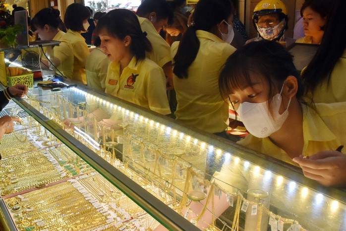 Giá vàng hôm nay lại nóng lên