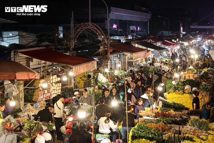 Dù đã về khuya, không khí tại chợ vẫn tấp nập, hoạt động mua bán diễn ra nhộn nhịp với dòng người ra vào liên tục.