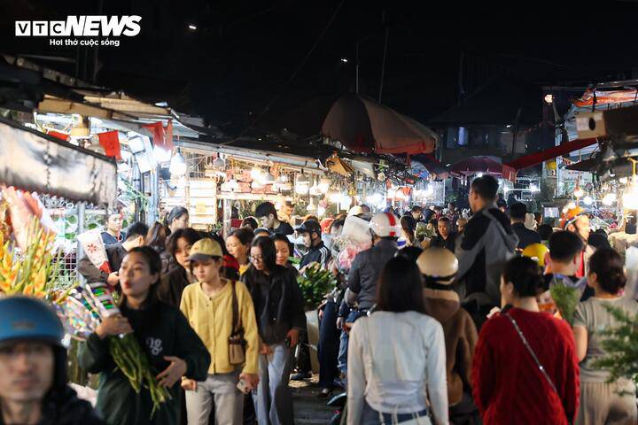 Đêm 6/3, chợ hoa Quảng An (phường Hồng Hà, Hà Nội) rực rỡ với nhiều loại hoa tươi được nhập về để phục vụ thị trường 8/3, thu hút đông người đến mua để làm quà tặng người thân.