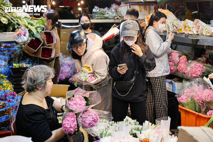 “Giá hoa năm nay tăng khá mạnh. Hoa trong nước bị ảnh hưởng bởi mưa nhiều nên sản lượng giảm, trong khi hoa nhập khẩu cũng khó vận chuyển về do xung đột tại Trung Đông, khiến nguồn cung hạn chế. Vì vậy, giá bán lẻ hiện tăng khoảng 20% so với trước”, chị Thắm, tiểu thương tại chợ hoa Quảng An, nói.