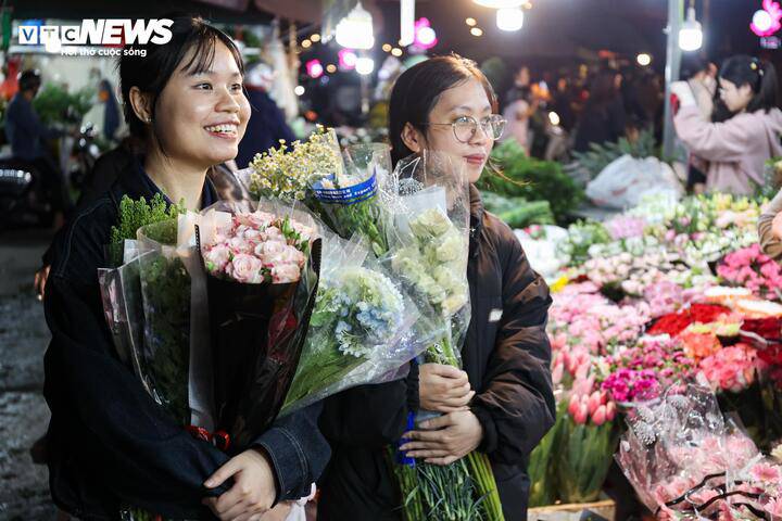 “Em thường mua hoa tại đây vào các dịp lễ, Tết vì là chợ đầu mối nên giá hợp lý hơn. Dịp 8/3 năm nay em đã 3 lần đi chợ vì mỗi lúc lại phát sinh một nhu cầu khác”, một bạn trẻ chia sẻ.