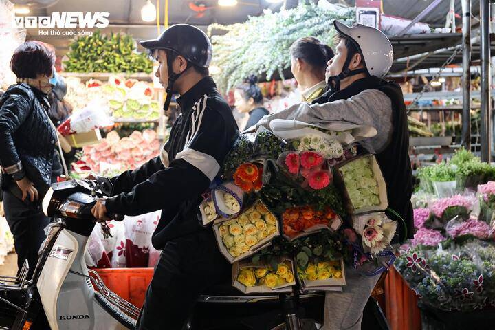 Giá hoa 8/3 tăng từng ngày, khách nhộn nhịp đi mua suốt đêm - 16