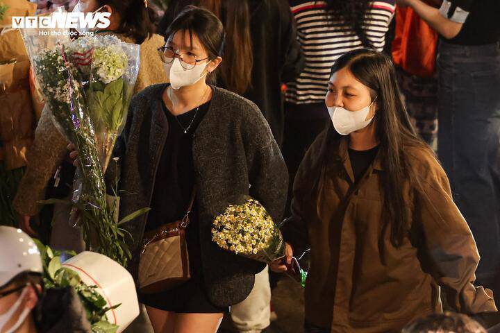 Giá hoa 8/3 tăng từng ngày, khách nhộn nhịp đi mua suốt đêm - 14