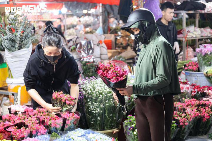 Nhiều chị em đến chợ để lựa chọn những bó hoa tươi, tự tặng cho mình.