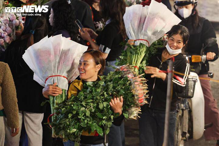 Nhiều khách hàng rời chợ với những bó hoa lớn.
