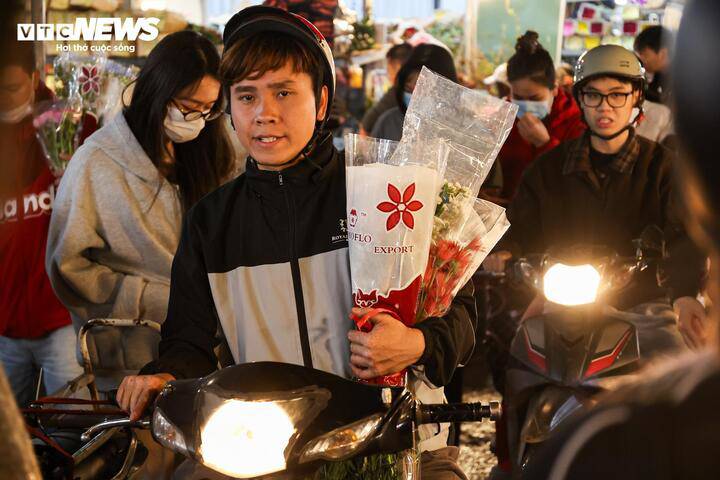 Không ít cánh mày râu cũng hòa vào dòng người đông đúc, đi chợ mua hoa để dành tặng người thân trong dịp Quốc tế Phụ nữ 8/3.