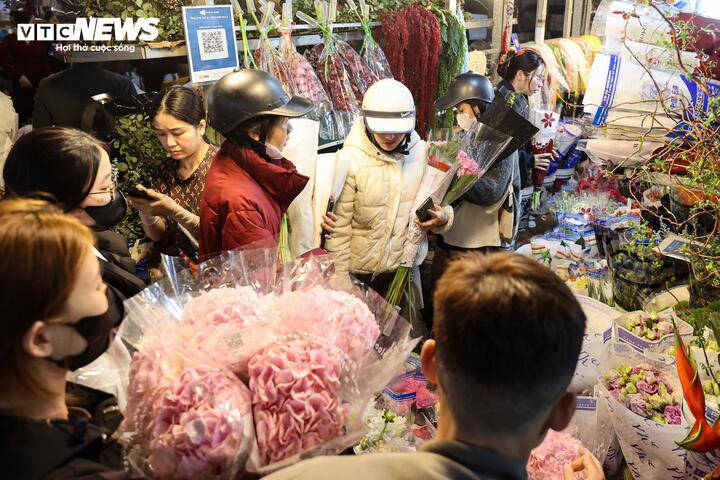 Càng về khuya, không khí mua bán tại chợ hoa càng trở nên sôi động. Các tiểu thương dự báo lượng khách sẽ tiếp tục tăng mạnh trong ngày mai 8/3.