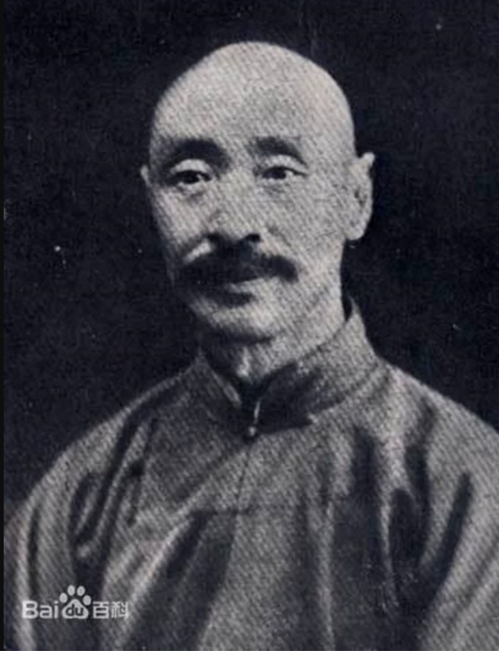 Ông được vị truyền nhân đời thứ 9 của kiếm phái Võ Đang nhận dạy, trao truyền riêng những bí quyết kiếm thuật cốt lõi của môn phái. (Nguồn: Baidu)