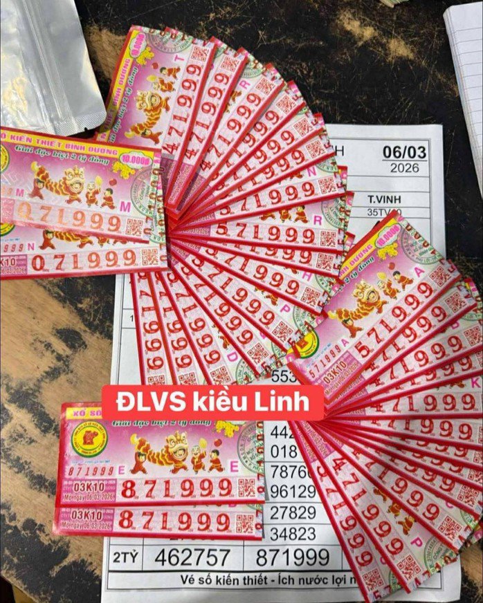 Giải độc đắc và giải an ủi của vé số Bình Dương trúng tại TPHCM. Ảnh: ĐLVS Kiều Linh