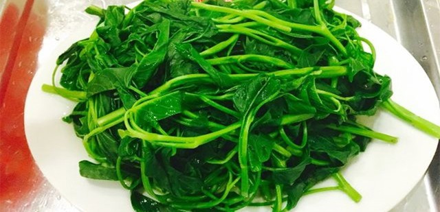 Khi rau chín, dùng môi thủng vớt ra và thả vào bát nước sạch có sẵn vài viên đá lạnh. Khi rau nguội, vớt ra, để ráo. Làm như thế, rau sẽ ngon, giòn và không bị nát.
