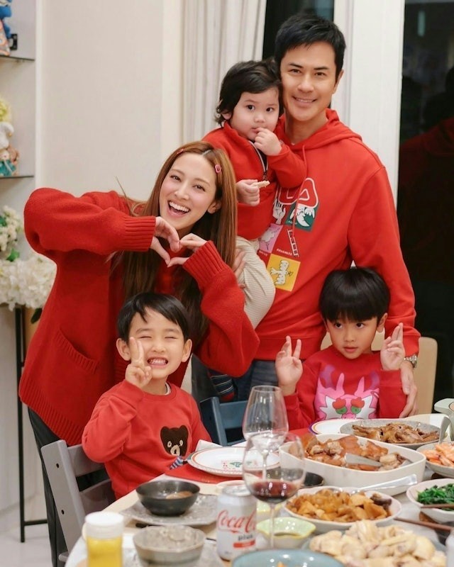 Trần Khải Lâm và Trịnh Gia Dĩnh cùng ba con. Ảnh: Instagram