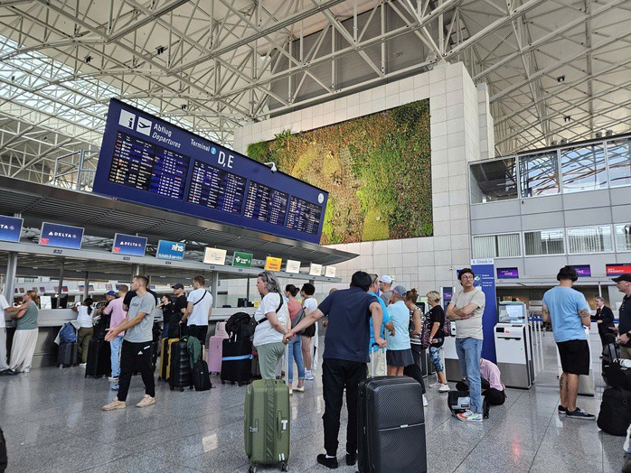 Hành khách làm thủ tục tại sân bay Munich, Đức