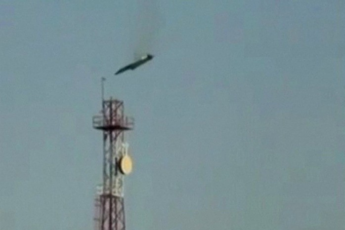 Hình ảnh một trong những chiếc F-15 trị giá 100 triệu USD của Mỹ rơi trên trời Kuwait. Ảnh: UGC