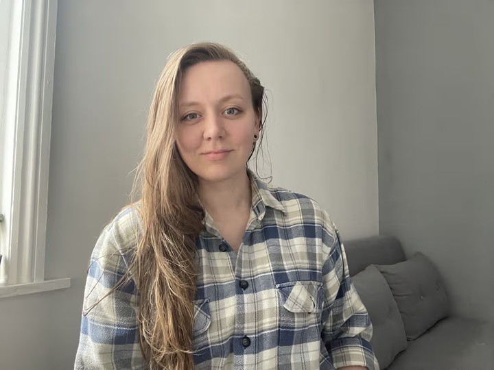 Emma làm nhiều việc để tăng thu nhập.